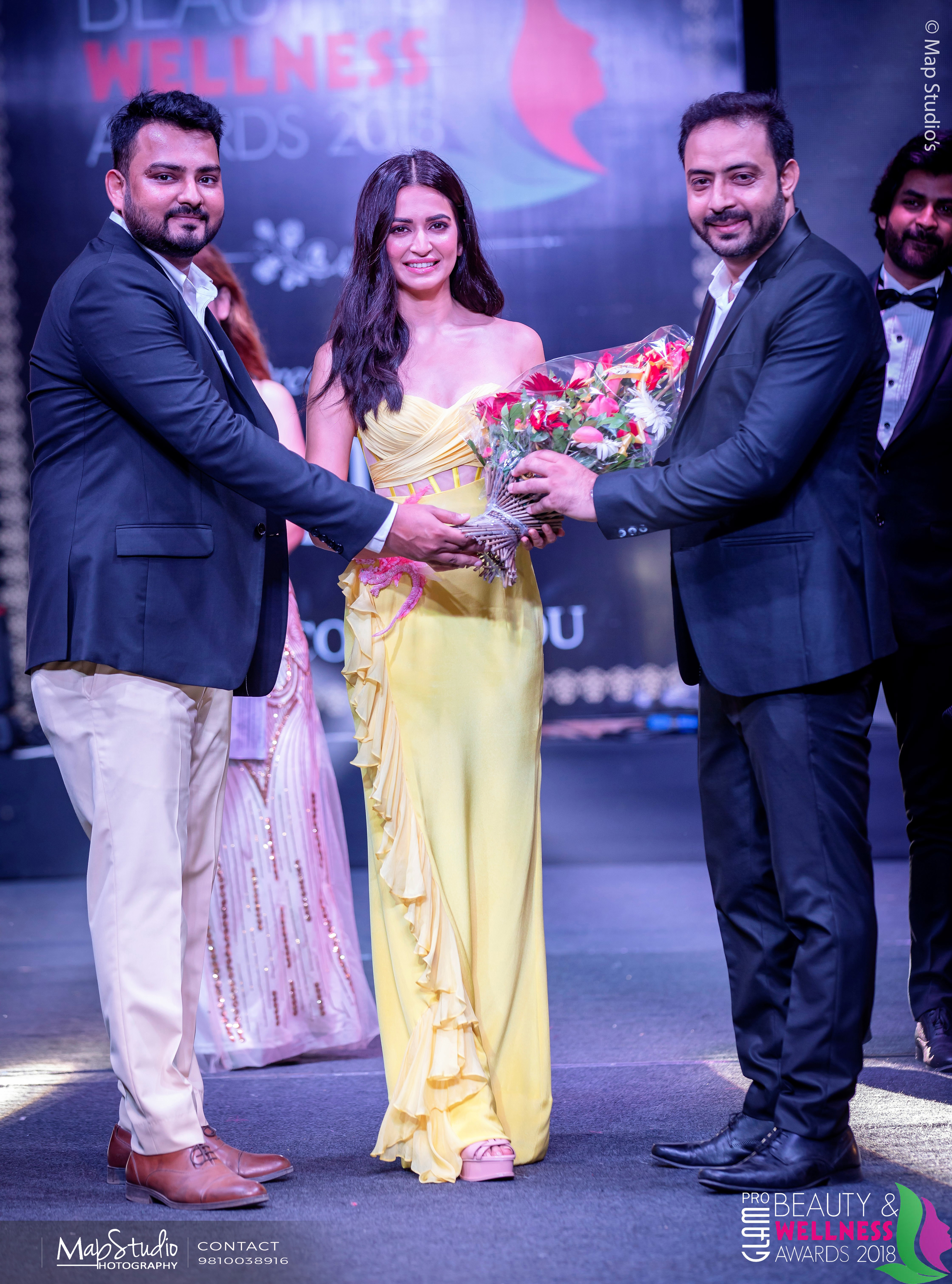 Kapil Pawan Greeting Kriti Kharbanda - Glam Pro Beauty & Wellness Awards 2018 - Celebrity Presenter Actress Kriti Kharbanda and TV Superstar Manish Goel
