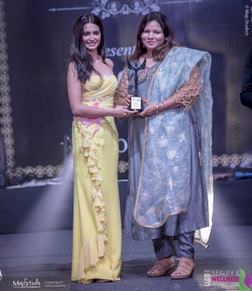 Renu Best Trainer of Makeup Hair Skin 364x420 - Glam Pro Beauty & Wellness Awards 2018 - Celebrity Presenter Actress Kriti Kharbanda and TV Superstar Manish Goel