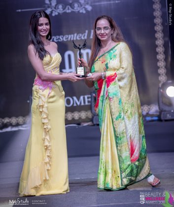 Sarita Wadhwa Best makeup artist shri Niwas puri 353x420 - Glam Pro Beauty & Wellness Awards 2018 - Celebrity Presenter Actress Kriti Kharbanda and TV Superstar Manish Goel