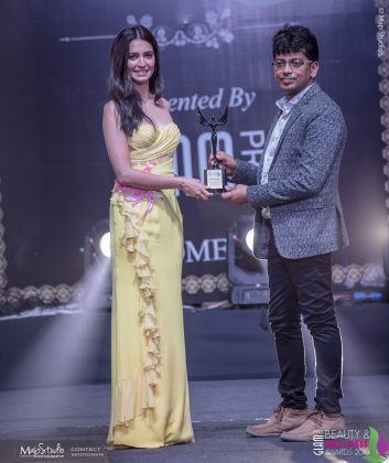 Vinay Garg Most Experienced makeup Hair academy 353x420 - Glam Pro Beauty & Wellness Awards 2018 - Celebrity Presenter Actress Kriti Kharbanda and TV Superstar Manish Goel